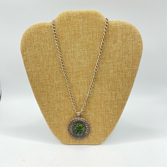 Carved Green Bakelite Necklace Vintage on Silvertone Chain - Picture 2 of 10